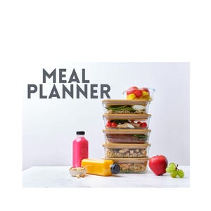 Könnte beinhalten: Ein Stapel Glasbehälter mit Bambusdeckeln, gefüllt mit verschiedenen Lebensmitteln, neben einer rosa und gelben Saftflasche, einem roten Apfel und Trauben. Der Text "MEAL PLANNER" wird über den Behältern angezeigt.