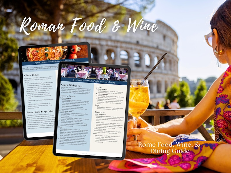 Puede incluir: Dos tabletas digitales que muestran una gu&iacute;a de Roman Food & Wine con secciones de texto sobre platos cl&aacute;sicos, consejos gastron&oacute;micos y recomendaciones, colocadas sobre una mesa de madera junto a un c&oacute;ctel naranja con pajita.