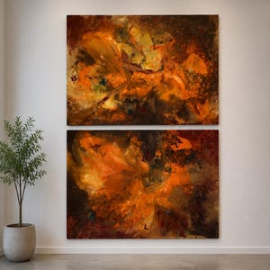 Puede incluir: Dos pinturas abstractas rectangulares dispuestas verticalmente en una pared. Los lienzos presentan una mezcla de tonos marrón oscuro, naranja quemado y amarillo dorado con texturas fluidas y superpuestas que crean una composición visual compleja.