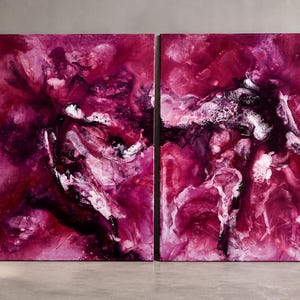 Puede incluir: Un conjunto de arte mural díptico que presenta dos lienzos rectangulares con pintura fluida abstracta en tonos magenta intenso, fucsia y morado oscuro, acentuados con texturas marmoladas blancas y negras y patrones orgánicos y arremolinados.
