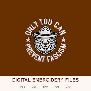 Pode incluir: Ficheiro de bordado digital com um urso usando um chapéu de guarda florestal, com o texto "ONLY YOU CAN PREVENT FASCISM" num design circular. O design é em preto e branco sobre um fundo castanho.