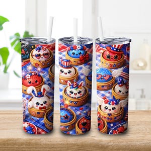 Könnte beinhalten: Drei Edelstahlbecher mit weißen Strohhalmen, mit einem patriotischen Design. Jeder Becher zeigt Cartoon-Charaktere in Holzschalen, mit roten, weißen und blauen Themen, einschließlich Sternen, Streifen und dem Text "4th of July!"