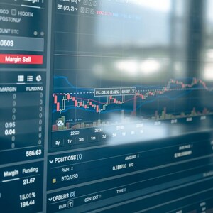 K&ouml;nnte beinhalten: Ein Computerbildschirm, der eine Benutzeroberfl&auml;che einer Finanzhandelsplattform anzeigt. Der Bildschirm zeigt Echtzeitdaten, einschlie&szlig;lich Preisdiagrammen, Salden und Auftragsdetails. Die Oberfl&auml;che hat ein dunkles Thema mit gr&uuml;nen und roten Indikatoren und dem Text "Margin Buy" und "Margin Sell".