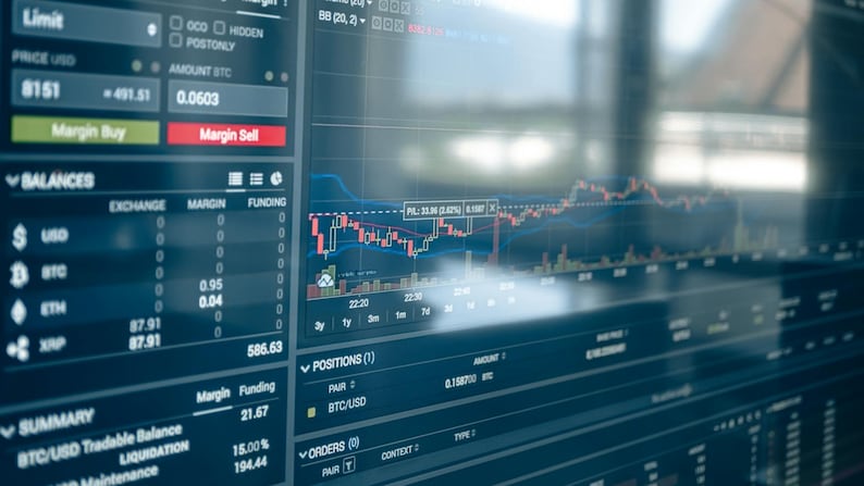 K&ouml;nnte beinhalten: Ein Computerbildschirm, der eine Benutzeroberfl&auml;che einer Finanzhandelsplattform anzeigt. Der Bildschirm zeigt Echtzeitdaten, einschlie&szlig;lich Preisdiagrammen, Salden und Auftragsdetails. Die Oberfl&auml;che hat ein dunkles Thema mit gr&uuml;nen und roten Indikatoren und dem Text "Margin Buy" und "Margin Sell".