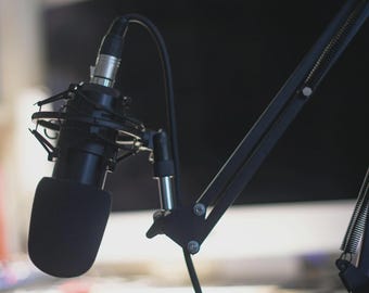Bouw je podcast met AI | 24 beginnersvragen voor het plannen, lanceren en laten groeien van een show