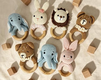 Los sonajeros de bebé personalizados de madera de haya, tejidos a crochet y grabados con láser con nombres, son regalos ideales para baby showers de recién nacidos o sobrinos.