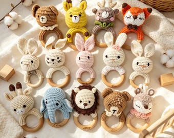 Personalisierte gehäkelte Tier-Babyrassel aus Buchenholz, lasergraviert mit Namen, sind ideale Babypartygeschenke für Neugeborene oder Neffen.