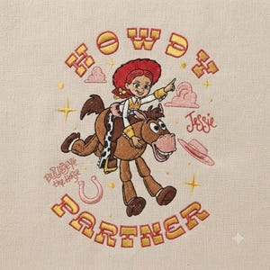 Può includere: Un disegno ricamato su tessuto chiaro che raffigura il personaggio Jessie a cavallo di Bullseye. Il testo HOWDY PARTNER è arcuato attorno a loro in giallo e rosso. Include piccole nuvole rosa, stelle, un ferro di cavallo e il nome Jessie.