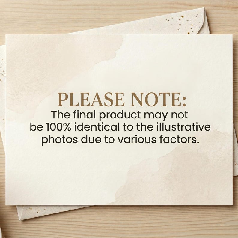 Puede incluir: Una tarjeta color crema con el texto "PLEASE NOTE: The final product may not be 100% identical to the illustrative photos due to various factors." La tarjeta est&aacute; sobre un fondo beige claro con acentos de acuarela.