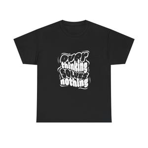 Puede incluir: Camiseta negra con el texto blanco "Overthinking Solves Nothing" en una fuente estilizada. Esta camiseta de cuello redondo es una prenda versátil para el uso diario. El texto está centrado en el pecho.