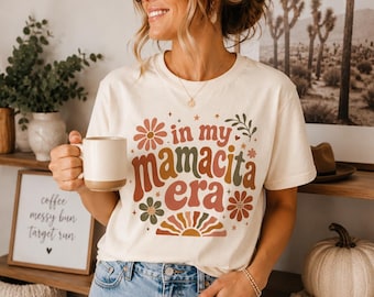 T-shirt « À l’ère de ma maman » | Typographie florale rétro, ambiance bohème, t-shirt maman cool, Huda Mamacita, « À l’ère de ma maman », t-shirt « Ère de maman », cadeau pour maman