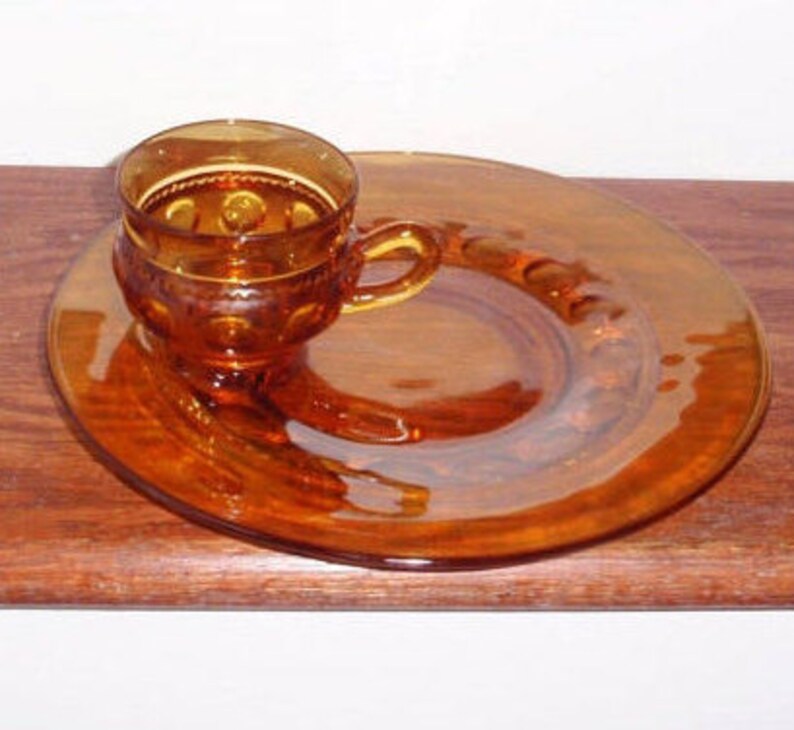2 Pi INDIANA GLASS COMPANY Amber Crystal Kings Crown Large Slotted Plate Cup Snack Set Thumbprint 1940/'s 60/'s Excellent Condition