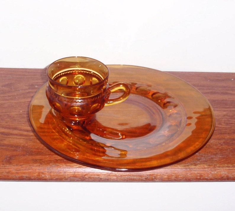 2 Pi INDIANA GLASS COMPANY Amber Crystal Kings Crown Large Slotted Plate Cup Snack Set Thumbprint 1940/'s 60/'s Excellent Condition
