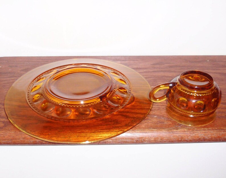 2 Pi INDIANA GLASS COMPANY Amber Crystal Kings Crown Large Slotted Plate Cup Snack Set Thumbprint 1940/'s 60/'s Excellent Condition
