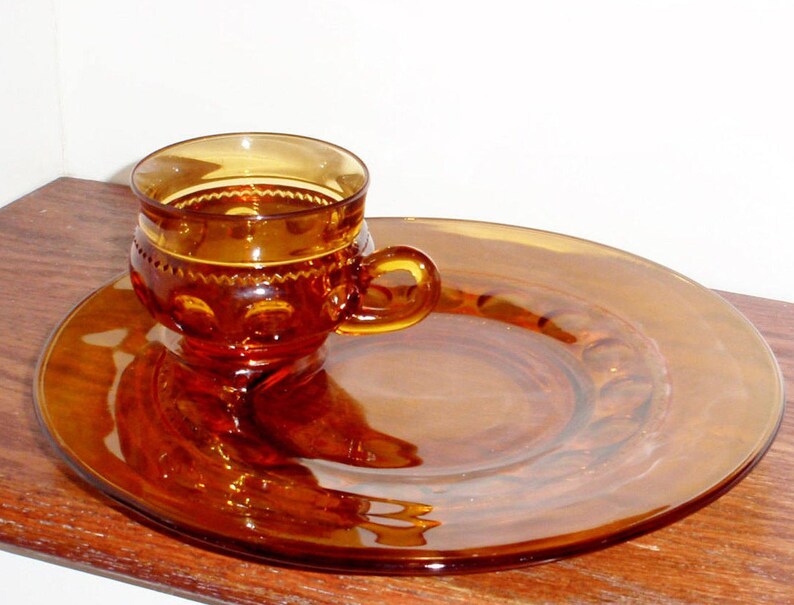2 Pi INDIANA GLASS COMPANY Amber Crystal Kings Crown Large Slotted Plate Cup Snack Set Thumbprint 1940/'s 60/'s Excellent Condition