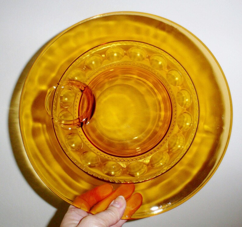 2 Pi INDIANA GLASS COMPANY Amber Crystal Kings Crown Large Slotted Plate Cup Snack Set Thumbprint 1940/'s 60/'s Excellent Condition