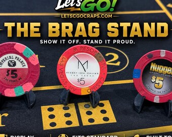 Op de afbeelding: Drie zwarte plastic standaards met 5 dollar casinofiches van Imperial Palace, M Resort Spa Casino en Nugget Casino Resort. De tekst luidt Let's GO! THE BRAG STAND SHOW IT OFF. STAND IT PROUD. DISPLAY YOUR BIG WINS FITS STANDARD CASINO CHIPS BUILT TO BRAG FOREVER.