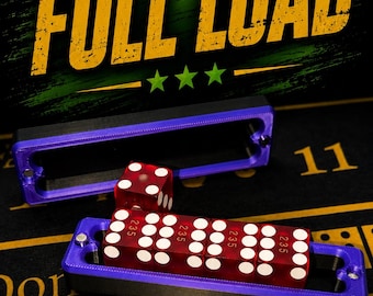 Op de afbeelding: Een casino-game-opstelling met rode dobbelstenen en paarse dobbelsteenhouders. De tekst "THE FULL LOAD" wordt bovenaan weergegeven. De dobbelstenen tonen de cijfers 2, 3 en 5.