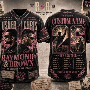 Peut inclure: Maillot de baseball noir avec Usher et Chris de la tournée R&B 2026. Le devant affiche leurs images et le texte "Raymond & Brown". Le dos porte "Custom Name" et le numéro 26, avec une liste de la tournée mondiale.