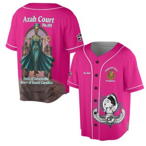 Könnte beinhalten: Ein leuchtend pinkfarbenes Baseball-Trikot mit weißen Verzierungen. Auf der Rückseite befindet sich eine Illustration einer Frau in türkisfarbenen Gewändern mit dem Text "Azah Court No.101" und "Oasis of Greenville Desert of South Carolina." Die Vorderseite hat ein Logo und Text.