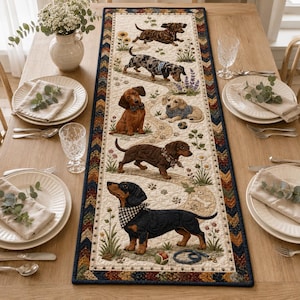 Può includere: Un runner da tavola rettangolare con un design trapuntato che presenta sei cani bassotti di vari colori e motivi, tra cui nero, marrone e maculato, circondati da motivi floreali, impronte di zampe e un bordo a chevron blu scuro.