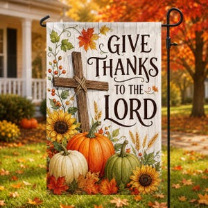 Könnte beinhalten: Eine rechteckige Gartenflagge mit weißem Holzplanken-Hintergrund und dem Text GIVE THANKS TO THE LORD in dunkelbrauner Schrift. Das Design zeigt ein Holzkreuz, orangefarbene und weiße Kürbisse, Sonnenblumen, Weizenähren und herbstliche Blätter.
