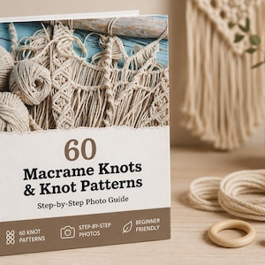 Könnte beinhalten: Ein gebundenes Buch mit dem Titel 60 Macrame Knots & Knot Patterns Step-by-Step Photo Guide. Das Cover zeigt ein Foto von beigefarbener Makramee-Schnur, Garnknäueln und komplizierten Knotenmustern. Der Buchtitel steht in schwarzer Schrift auf dem Buchrücken.