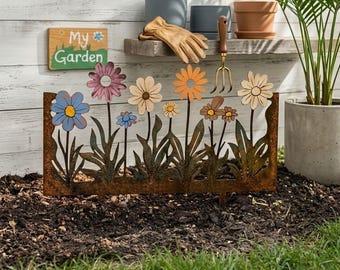 Paletto da giardino in metallo arrugginito con bouquet di fiori colorati, decorazione rustica per esterni.
