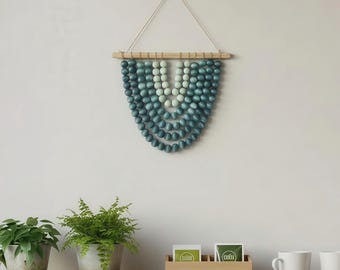 Arazzo da parete con perline di legno sfumate di blu, decorazione in macramè boho, arazzo scandinavo per la casa e la cameretta dei bambini