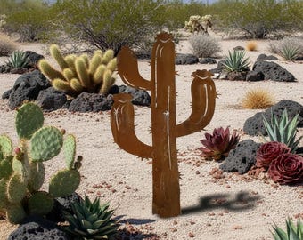 Paletto da giardino in metallo arrugginito a forma di cactus, decorazione rustica per esterni.