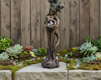 Statua del nido d'uccello dello spirito dell'albero – Scultura stravagante della dea della foresta, decorazione naturalistica in resina