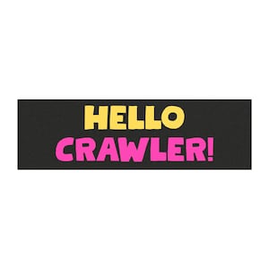 Könnte beinhalten: Ein rechteckiger Aufkleber mit schwarzem Hintergrund, der den Text HELLO in gelben Buchstaben in der oberen Zeile und das Wort CRAWLER! in rosa Buchstaben in der unteren Zeile zeigt. Die Schrift ist fett, abgerundet und serifenlos.