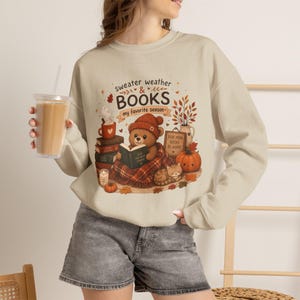 Sudadera de cuello redondo con estampado de libros para el clima otoñal / Diseño acogedor para leer en otoño