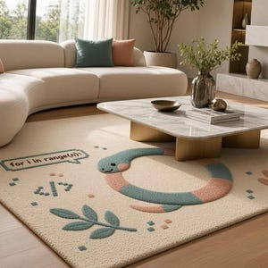 Peut inclure: Un tapis rectangulaire &agrave; base cr&egrave;me orn&eacute; d'un serpent bleu sarcelle et p&ecirc;che enroul&eacute; en cercle. Le tapis pr&eacute;sente le texte "for i in range(n):" dans une bulle, un symbole de code et divers motifs de feuilles dans des tons bleu sarcelle et p&ecirc;che.