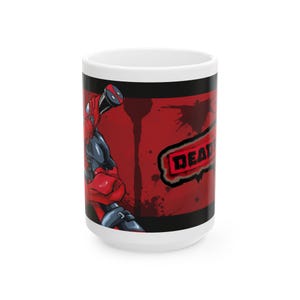 Puede incluir: Taza de cer&aacute;mica blanca con dise&ntilde;o de Deadpool. El dise&ntilde;o presenta una combinaci&oacute;n de colores rojo y negro con la palabra "DEADPOOL" en negrita y contorneada. La taza tiene un asa grande y una base ancha.