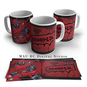 Puede incluir: Tres tazas de cer&aacute;mica blanca con un dise&ntilde;o de Deadpool rojo y negro. Las tazas presentan el logotipo de Deadpool y un gr&aacute;fico del personaje. El texto "MAU BC DIGITAL STUDIO" est&aacute; en la parte inferior.