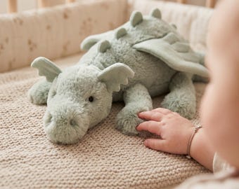 Peluche morbido del drago salvia Jellycat, regalo neutro per baby shower per bambini e neonati, simpatico giocattolo decorativo per la cameretta a tema fantasy.
