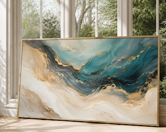 Puede incluir: Una pieza de arte mural rectangular en un marco dorado que presenta una pintura abstracta fluida con capas arremolinadas de verde azulado, carbón oscuro, crema y beige, acentuadas por vetas de oro metálico en el lienzo.