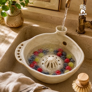 Ciotola per frutti di bosco in ceramica fatta a mano con spremiagrumi e colino, articoli da cucina in stile cottagecore.