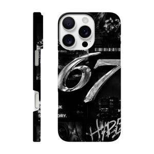 Könnte beinhalten: Schwarz-weiße Handyhülle mit der Zahl "67" in metallischer Schrift. Das Design der Hülle umfasst eine Stadtlandschaft und das Wort "HYPE" im Graffiti-Stil. Die Hülle ist für ein Smartphone konzipiert.