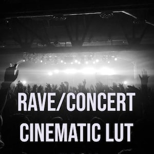 Puede incluir: Imagen en blanco y negro de un concierto o rave. La multitud est&aacute; silueteada, con los brazos levantados hacia un escenario brillante. Superposici&oacute;n de texto: "RAVE/CONCERT CINEMATIC LUT PACK".