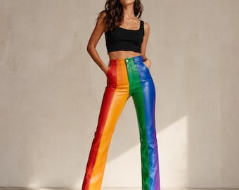 Op de afbeelding: Broek met hoge taille en een verticaal regenboogpatroon in rood, oranje, geel, groen en blauw. De broek is gemaakt van een glad materiaal met een zichtbare knoopsluiting aan de voorzijde, steekzakken en een recht gesneden broekspijp.