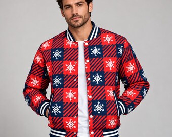 Op de afbeelding: Een varsity-jack met een rood en marineblauw ruitpatroon en witte sneeuwvlokafbeeldingen. Het jack heeft een drukknoopsluiting aan de voorzijde, een geribbelde kraag en geribbelde boorden met witte strepen, gedragen over een wit t-shirt.