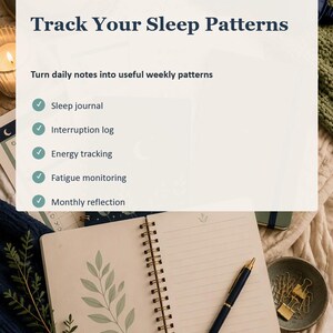 Op de afbeelding: Een slaap-tracking gids met de tekst Better Living Guides, Sleep Tracking, Track Your Sleep Patterns en Turn daily notes into useful weekly patterns. Het bevat functies zoals een slaapdagboek, onderbrekingslogboek, energie-tracking, vermoeidheidsmonitoring en maandelijkse reflectie. Een open spiraalnotitieboek met gelinieerde pagina's en een pen zijn zichtbaar.