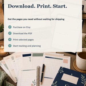 Op de afbeelding: Een digitale planner-set met een donkerblauwe kaft met een maan- en bladpatroon, een spiraalnotitieboek en losse vellen met raster- en lijstindelingen. De tekst bevat "BETTER LIVING GUIDES", "Download. Print. Start." en diverse instructies.