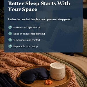 Op de afbeelding: Een marineblauw slaapmasker, een wit geluidsapparaat en twee oranje schuimrubberen oordopjes op een rond houten dienblad. De afbeelding bevat de tekst: Better Living Guides, Sleep Environment, Better Sleep Starts With Your Space en een lijst.