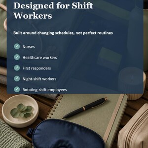 Op de afbeelding: Een marineblauw slaapmasker, een zwarte pen, een groen notitieboek, een beige etui met rits en een klein wit schaaltje met groene blaadjes. De tekst luidt: BETTER LIVING GUIDES, MADE FOR REAL LIFE, Designed for Shift Workers, Built around changing schedules, not perfect routines, Nurses, Healthcare workers, First responders, Night-shift workers, Rotating-shift employees, PRACTICAL TOOLS FOR DEMANDING SCHEDULES.