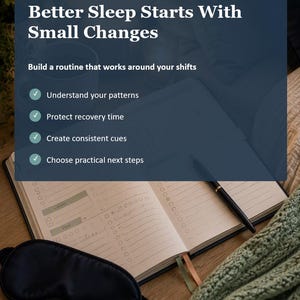 Op de afbeelding: Een open planner met een zwarte pen, een zwart slaapmasker en een groene gebreide deken. De tekst luidt: Better Living Guides, Lifestyle, Better Sleep Starts With Small Changes, Build a routine that works around your shifts, en Your Sleep, Your Recovery, Your Plan.