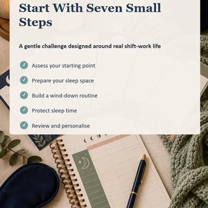 Op de afbeelding: Een 7-daagse resetgids getiteld Start With Seven Small Steps, met een spiraalgebonden planner met een maanicoon, een donkerblauwe pen en een slaapmasker. De tekst schetst een uitdaging voor ploegendienst, inclusief stappen om te beoordelen en te personaliseren.