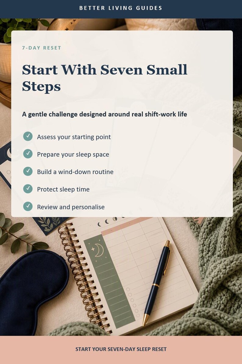 Op de afbeelding: Een 7-daagse resetgids getiteld Start With Seven Small Steps, met een spiraalgebonden planner met een maanicoon, een donkerblauwe pen en een slaapmasker. De tekst schetst een uitdaging voor ploegendienst, inclusief stappen om te beoordelen en te personaliseren.